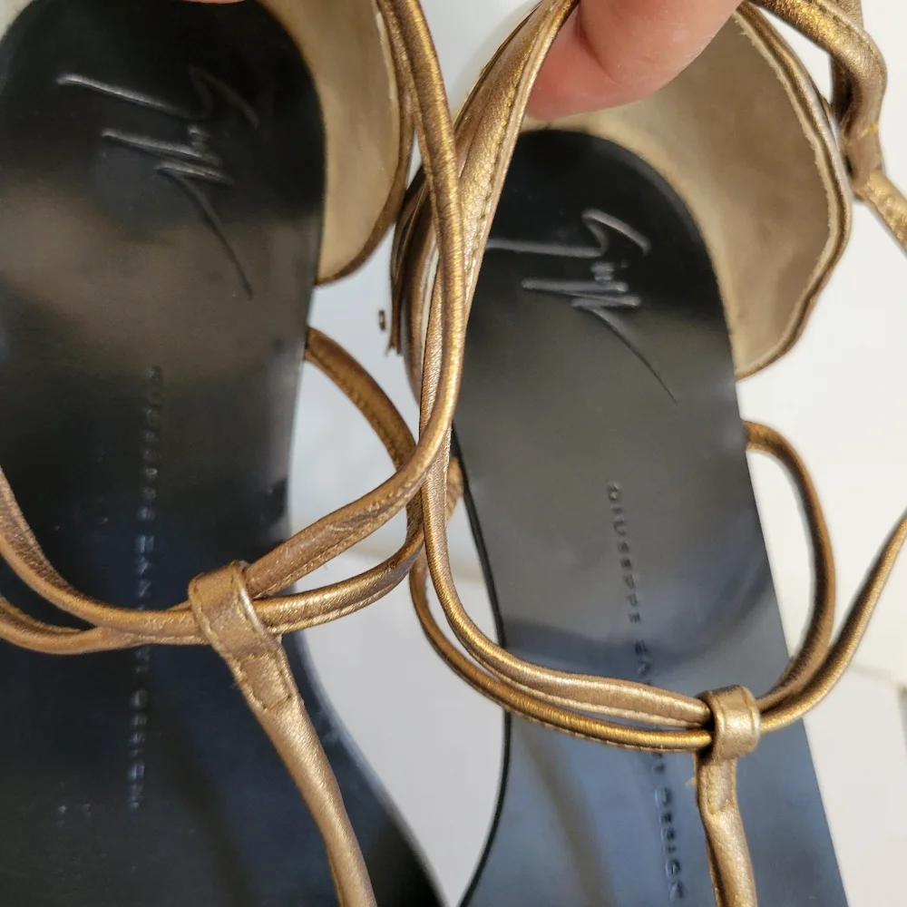 GIUSEPPE ZANOTTI Leather T-Strap Sandals - Picture 10 of 11